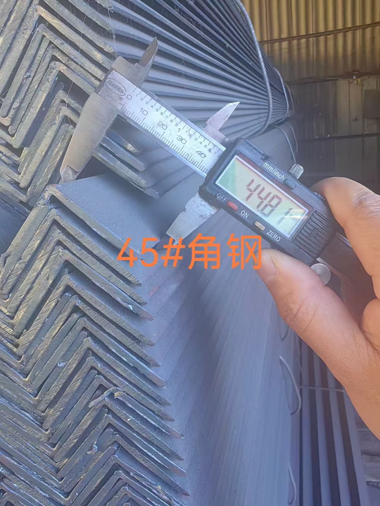 Tianjin Jumin Steel uvádí na trh vysoce výkonnou úhlovou ocel s plastovým povlakem pro globální export
